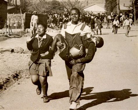 Der Soweto-Aufstand von 1976: Ein Wendepunkt für die Apartheid in Südafrika, angetrieben durch die mutigen Forderungen nach Bildungsgerechtigkeit.